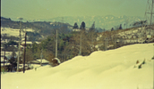 昭和44年（1969年）3月5日に、多摩ニュータウン開発を千葉県北総開発局白井用地事務所一行が視察した時に撮影されたもの。現在の多摩市役所の西側あたりから、西南西の方角の乞田川上流方向を写しており、遠景には丹沢山地の山並みが見える。