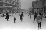 伊与田昌男撮影。気象庁の記録によると、昭和40年代は41～43年にかけて20センチ以上の降雪があった。当時、伊与田氏はひばりが丘団地に居住していて、団地の雪風景を撮影した。