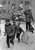 伊与田昌男撮影。ひばりが丘団地の子どもたちが、雪だるまをつくっている。この後、雪だるまの頭をつくったのだろうか。