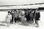 雪だるまを作って遊んでいる子どもたちの記念写真です。撮影場所は市営福生野球場です。