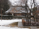 郷土博物館の敷地内に併設する古民家です。うっすらと雪化粧をしています。<br />

