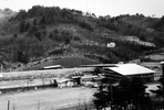 多摩動物公園駅は昭和39年4月に開業。背後の丘陵には松が見られる。