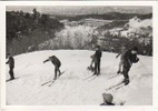 昭和49年以前に撮影された、狭山丘陵の中にある六道山でスキーを行っている様子を収めた写真。後方にある建物は瑞穂農芸高校と推定される。