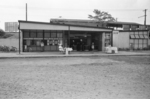 国立駅北口は、1959（昭和34）年9月に開設され、同じ頃に駅前広場の造成も完成をみました。写真は開設・整備がなされて、まだ間もない頃の国立駅北口の様子。駅前では露天による売店が設けられており、まだのどかな風情がうかがわれます。