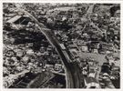 昭和59年の箱根ケ崎駅周辺の航空写真。中央に箱根ケ崎駅と八高線。画面右には国道16号が写る。次第に宅地化が進んでいる様子がよくわかる一枚。