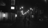 昭和39年東村山駅前通商店街には街路灯券防犯灯が設置され、通行する市民を明るく照らした。
