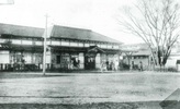 歌人・若山牧水の歌にも詠まれた千本桜と立川駅が写る一枚です。同風景は立川市指定文化財の馬場吉蔵画「立川村十二景」の一枚にも描かれています。