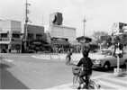 調布駅北口ロータリーの整備後、平成元年（1981）に調布パルコが開店するまで営業していた店舗が並んでいます。