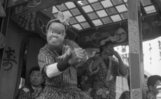 昭和42年11月12日、東村山市民産業祭において、秋津町祭囃子保存会（氷川神社囃子連）が「にんば」を披露しているところです。秋津の祭囃子はその昔、小平の鈴木囃子の系統でしたが、若者たちが重松流に魅せられ、重松流に変更したという歴史があります。重松流はリズムのテンポが良く、祭りが盛り上がると言われており、当時の若者たちがそういった点を魅力に感じたのでしょう。