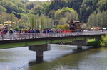 毎年４月の引田三社まつりで秋川にかかる引田橋を渡る引田囃子保存会の山車