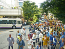 多摩市関戸6丁目にある熊野神社の祭礼では、お神輿の渡御が旧鎌倉街道から聖蹟桜ヶ丘駅まで行われる。近代的な街並みと伝統の祭礼の組み合わせが面白い。