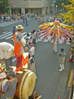 多摩市関戸6丁目の熊野神社の祭礼（本祭）の1シーン。太鼓の後ろに万灯が続く。写真には写っていないが、さらにお神輿が続き、最後に山車が通過していく。