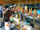 毎年7月20日に大國魂神社境内で行われ、厄除けのカラス団扇が授与されることで知られている。境内ではスモモを売る市も開かれる。
