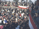 伊与田昌男撮影。東伏見稲荷神社は、京都伏見稲荷大社の分社として昭和４年（1929）に創建された。節分祭は2月3日、境内に台を組んで、祈祷を受けた人が豆を投じる。台の下には多くの人たちで賑わい、手を突き出して新春の「福」を受け止めた。