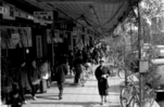 八王子の市街地は昭和20年8月2日の空襲で大きな被害を受けましたが、戦後は復興し、甲州街道沿いにはアーケードがかけられ買い物をする人々で賑わいました。