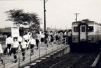 箱根ヶ崎駅の通勤風景。昭和33年に蒸気機関車からディーゼル動車に変わった。写真は旧駅舎の下り(金子・高麗川)方面のプラットフォーム。