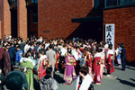 平成８年（1996）に撮影された福生市の成人式の様子です。<br />
奥に写っている建物は、昭和52年（1977）に建設された福生市民会館です。