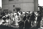 昭和56年（1981）に撮影された福生市の成人式の様子です。<br />
振袖を着た女性たちは、桃割れという髪型に髪を結っています。