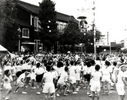 福生第一小学校は、明治6年（1873）に創立された市内でもっとも古い小学校です。<br />
写真は、昭和29年（1954）に撮影された運動会の様子で、一年生達が玉を投げて鈴を割った瞬間がとらえられています。<br />
