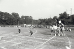 福生第三中学校は、昭和49年（1974）に創立された中学校です。<br />
写真は、同年に開催された運動会の様子で、ゴールテープを切ろうとする生徒やそれを見つめる生徒たちが撮影されています。<br />
