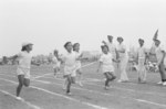 昭和40（1965）年11月に開校した国立第五小学校で、翌年初めて開催された運動会の様子。当時の町報に掲載された1枚で、「町内の小学校では、休日ごとに運動会が行われ、元気な歓声が秋空の下できかれました」と報じられました。
