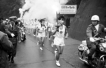 昭和39年に開催された東京オリンピックで、八王子市は自転車競技の会場となります。聖火リレーでは、神奈川県との県境で引き継がれた聖火を市内13区間299名の走者がつなぎました。