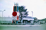 オリンピック東京大会のシンボルマークをあしらった歓迎塔が市内7カ所に設置されました。京王八王子駅はオリンピックの前年の昭和38年に市の都市計画の一環で現在地に移転したばかりでした。