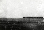 大正14年（1925）4月21日、五日市鉄道の拝島"武蔵五日市間が開通しました。写真は開通当日のもので、蒸気機関車は現在の福生第三中学校前の土手を走っています。この土手は熊川の崖上と多摩川の鉄橋をつなげるために、田んぼの中に盛土をして造られました。